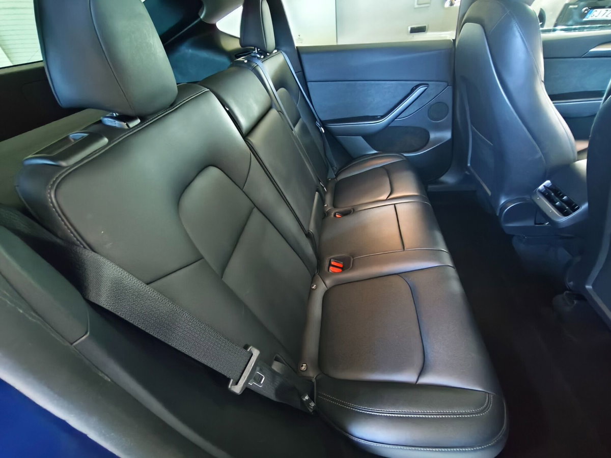 Tesla Model Y Long Range awd (15)