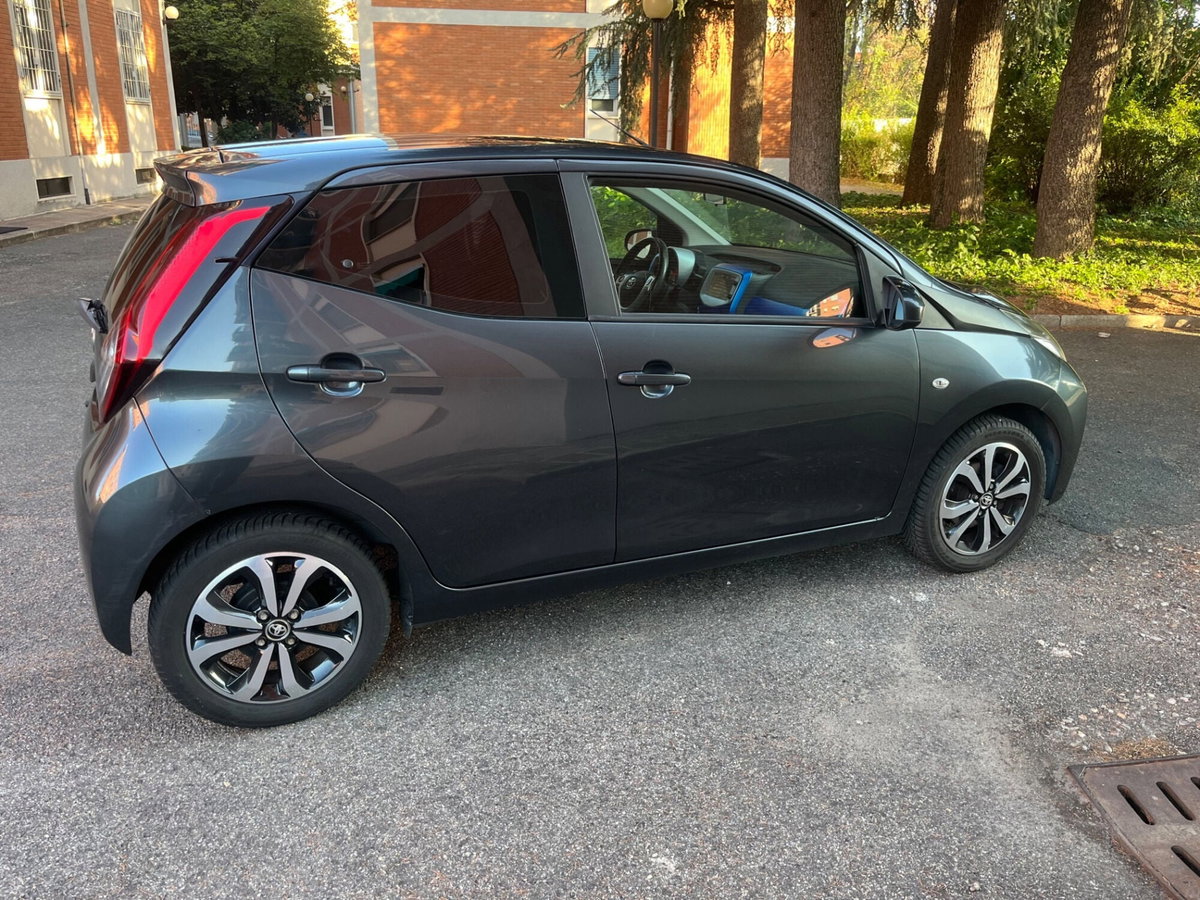 Toyota Aygo 1.0 VVT-i 69 CV 5 porte x-play TSS (4)