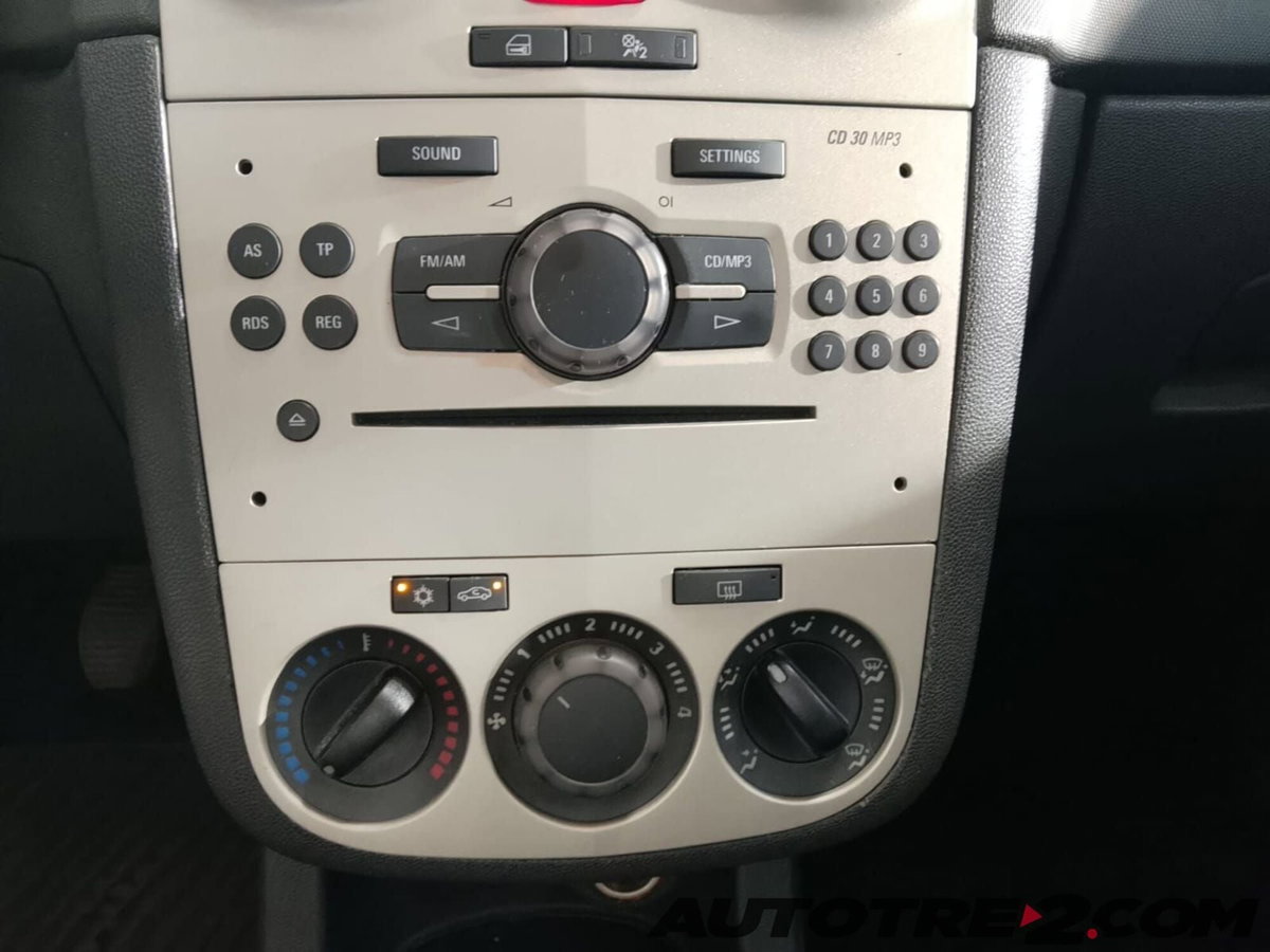 Opel Corsa 1.2 5 porte Club (15)