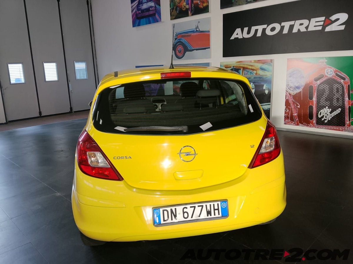Opel Corsa 1.2 5 porte Club (8)