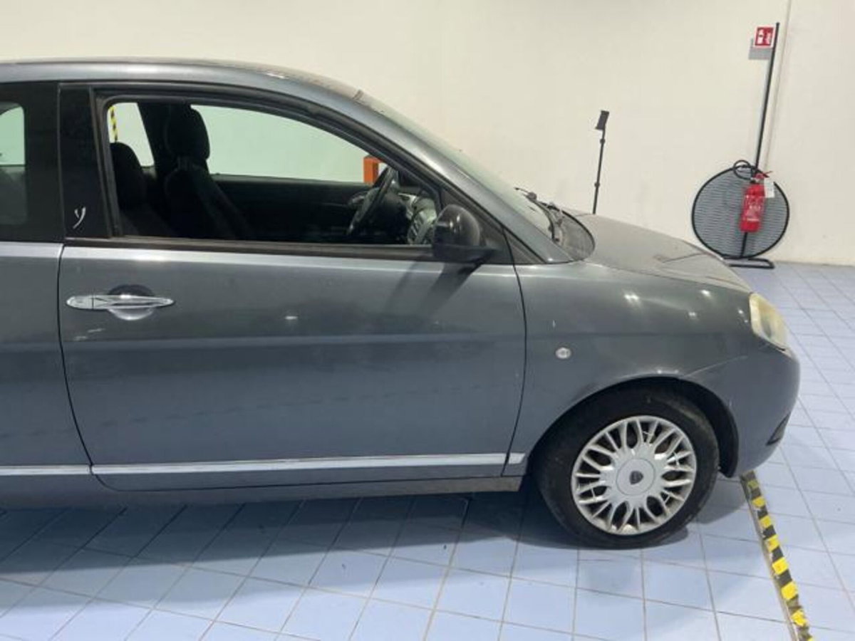 Lancia Ypsilon 1.2 69 CV Unyca (6)