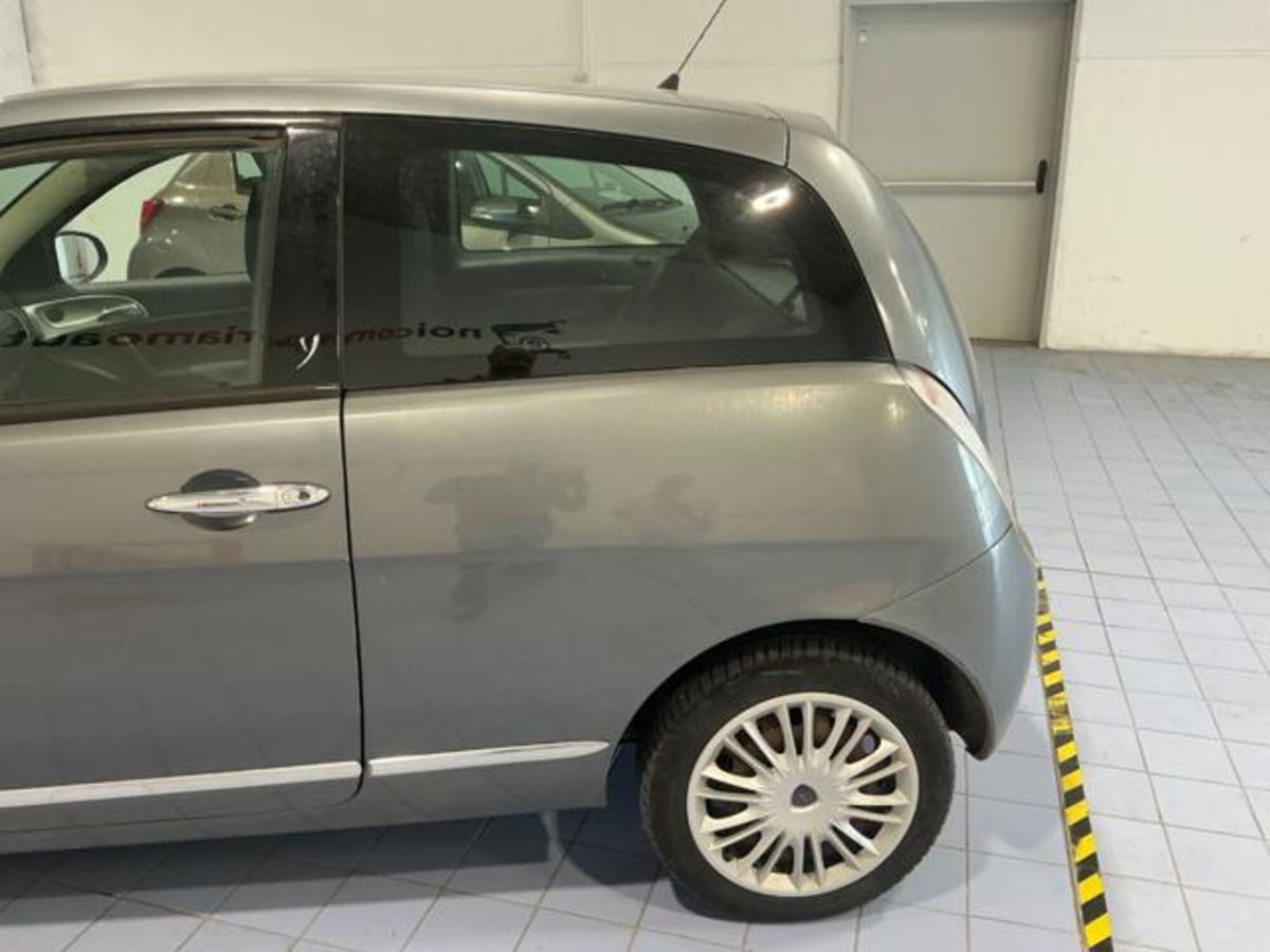 Lancia Ypsilon 1.2 69 CV Unyca (8)
