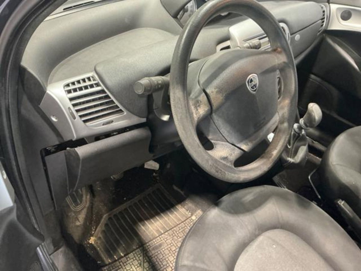 Lancia Ypsilon 1.2 69 CV Unyca (9)