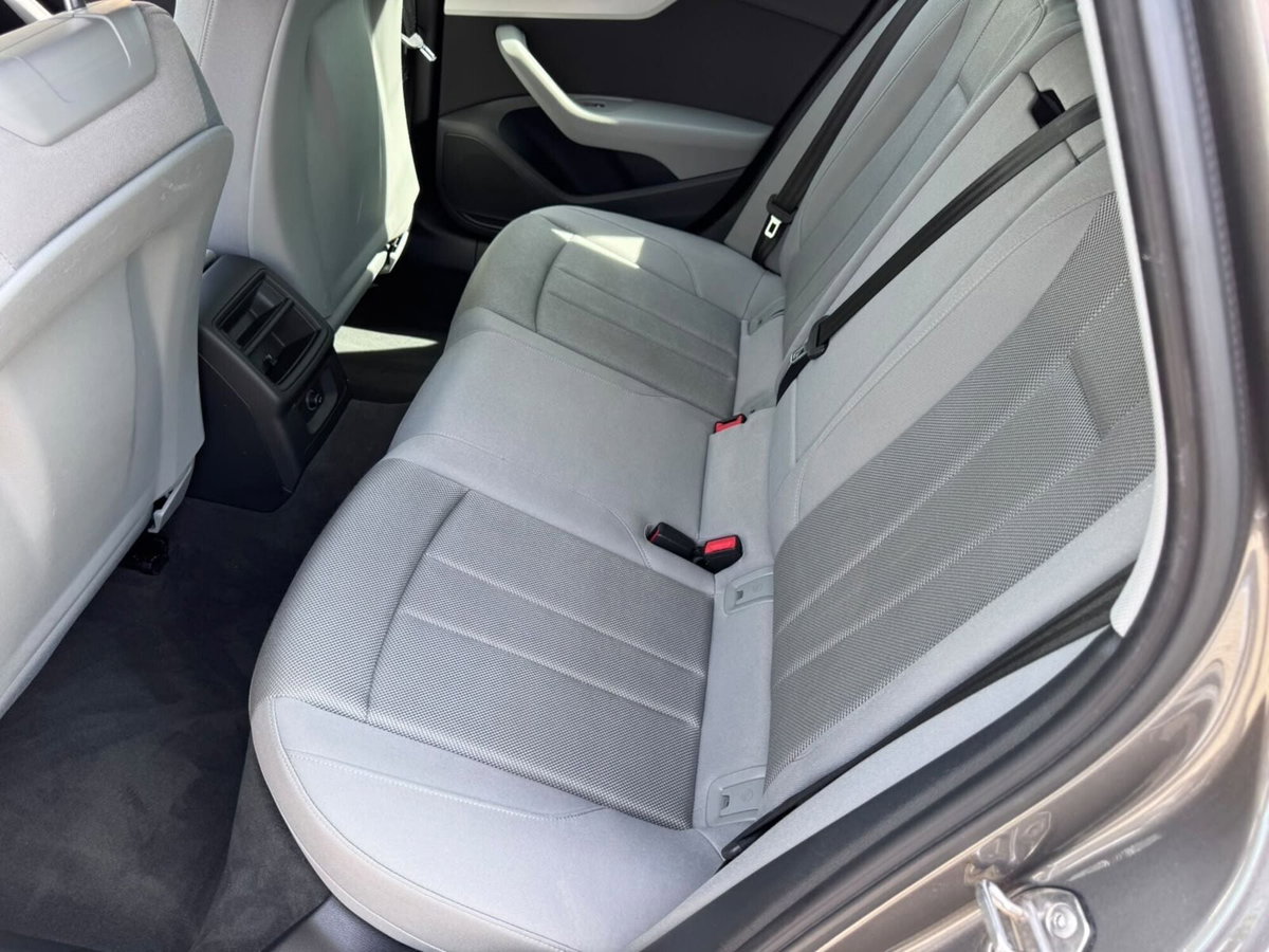 Audi A4 Avant 30 TDI/136 CV S tronic Business Advanced (9)