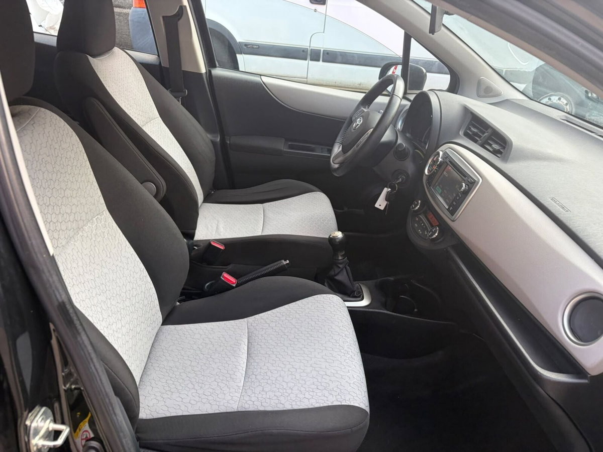 Toyota Yaris 1.0 5 porte Active (10)