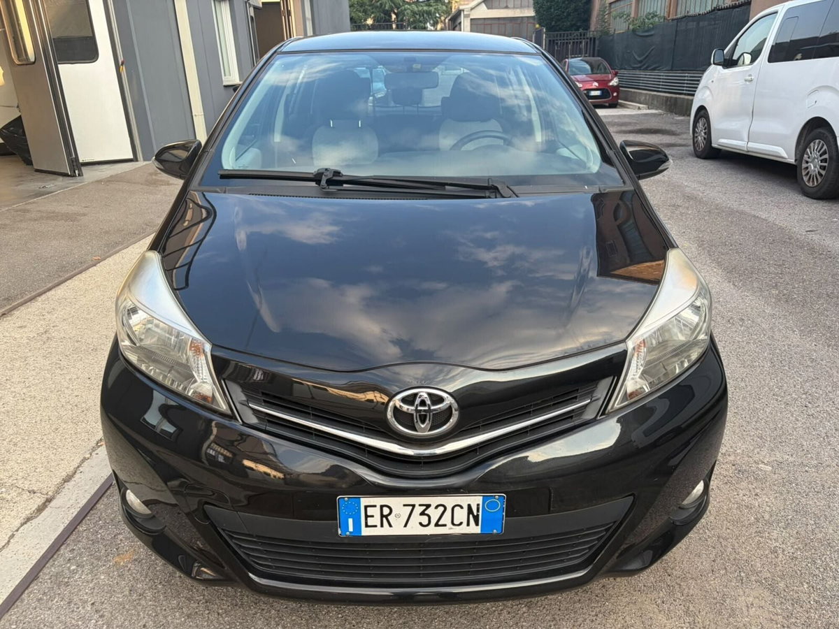 Toyota Yaris 1.0 5 porte Active (2)