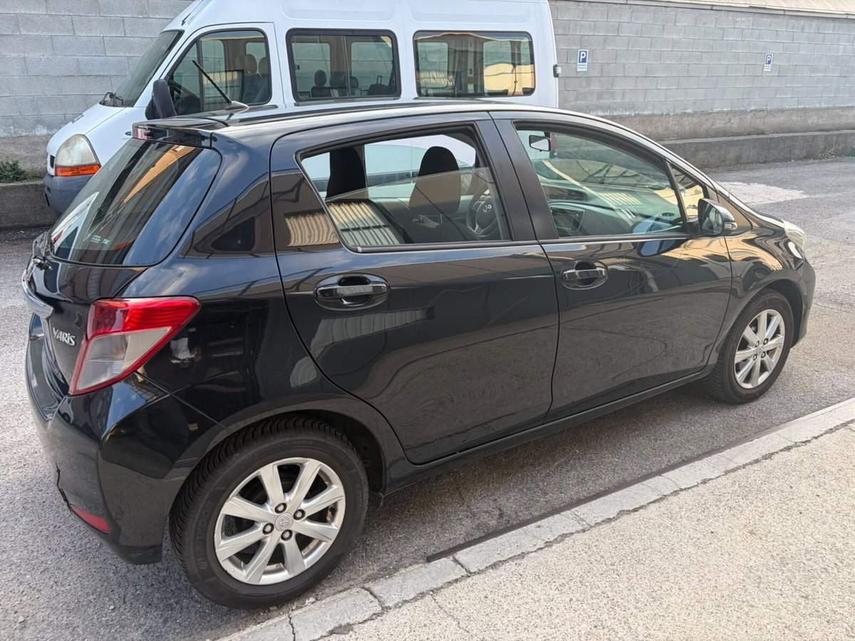 Toyota Yaris 1.0 5 porte Active (4)