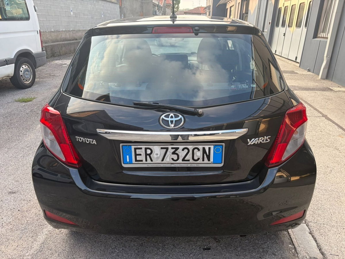 Toyota Yaris 1.0 5 porte Active (5)