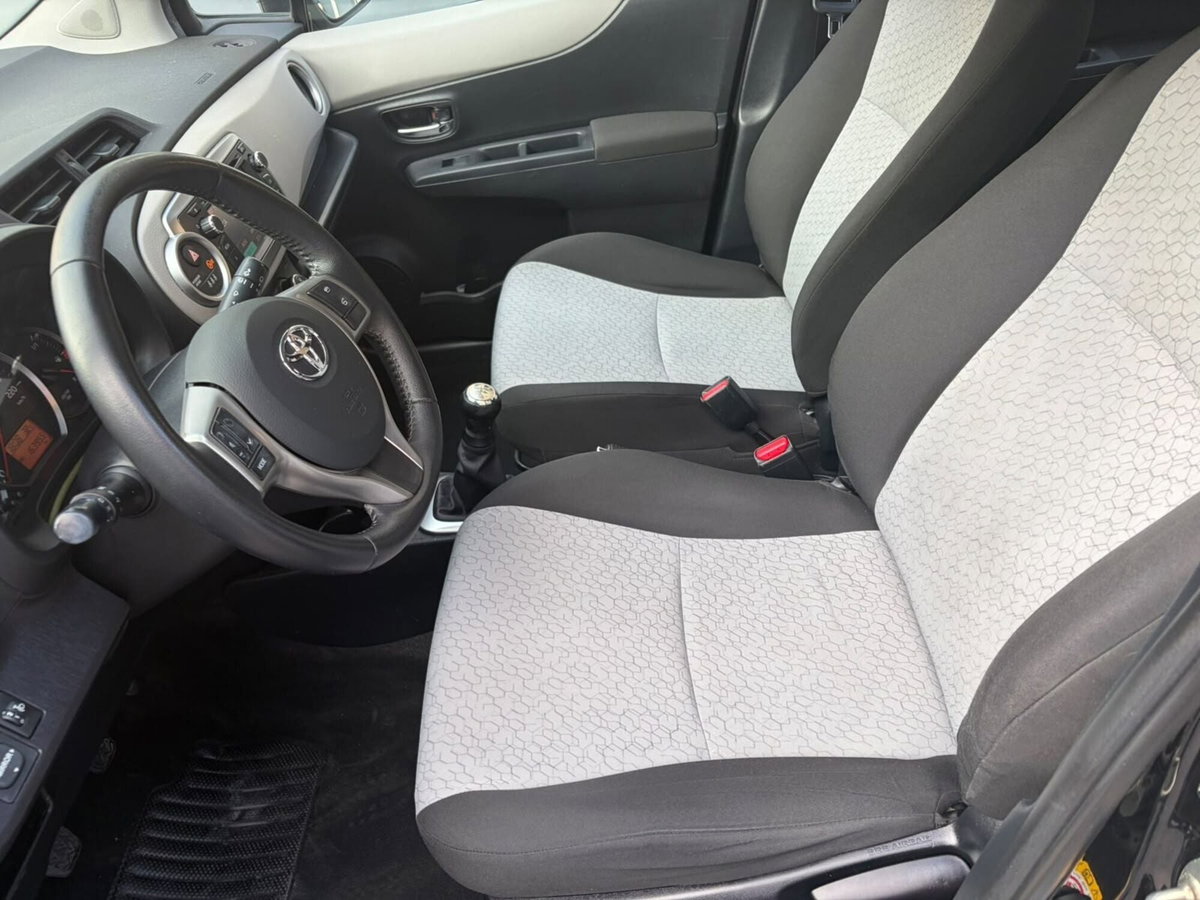 Toyota Yaris 1.0 5 porte Active (7)