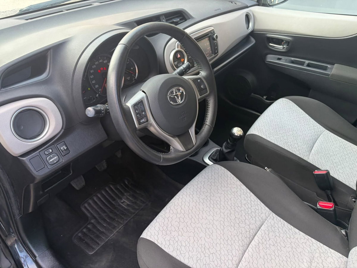 Toyota Yaris 1.0 5 porte Active (8)