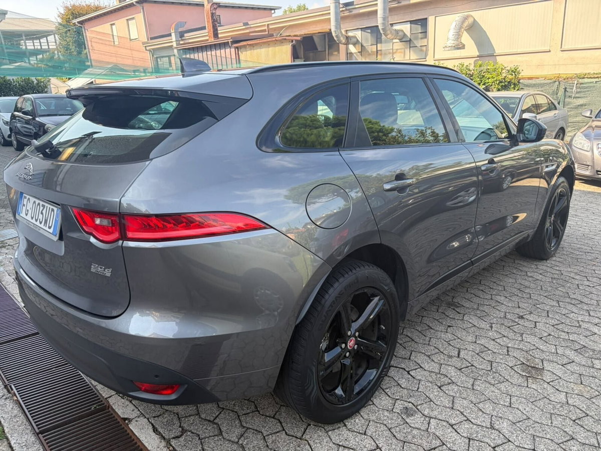 Jaguar F-Pace 2.0 D 180 CV AWD R-Sport (4)