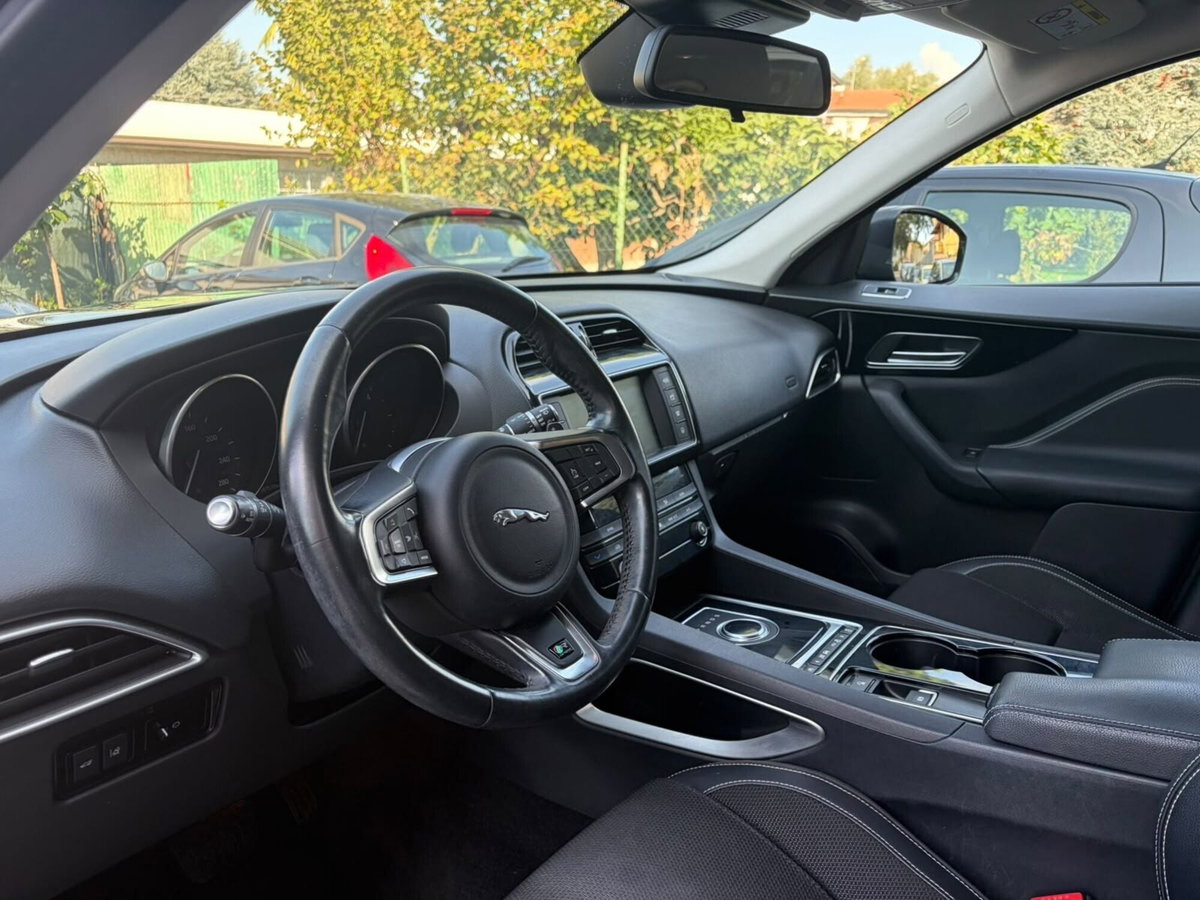 Jaguar F-Pace 2.0 D 180 CV AWD R-Sport (8)