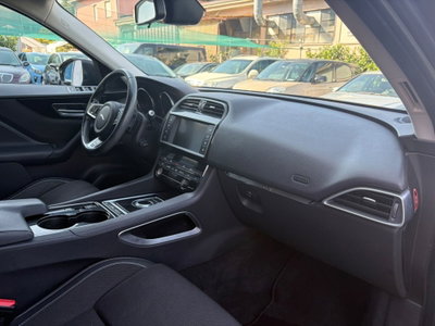 Jaguar F-Pace 2.0 D 180 CV AWD R-Sport (9)