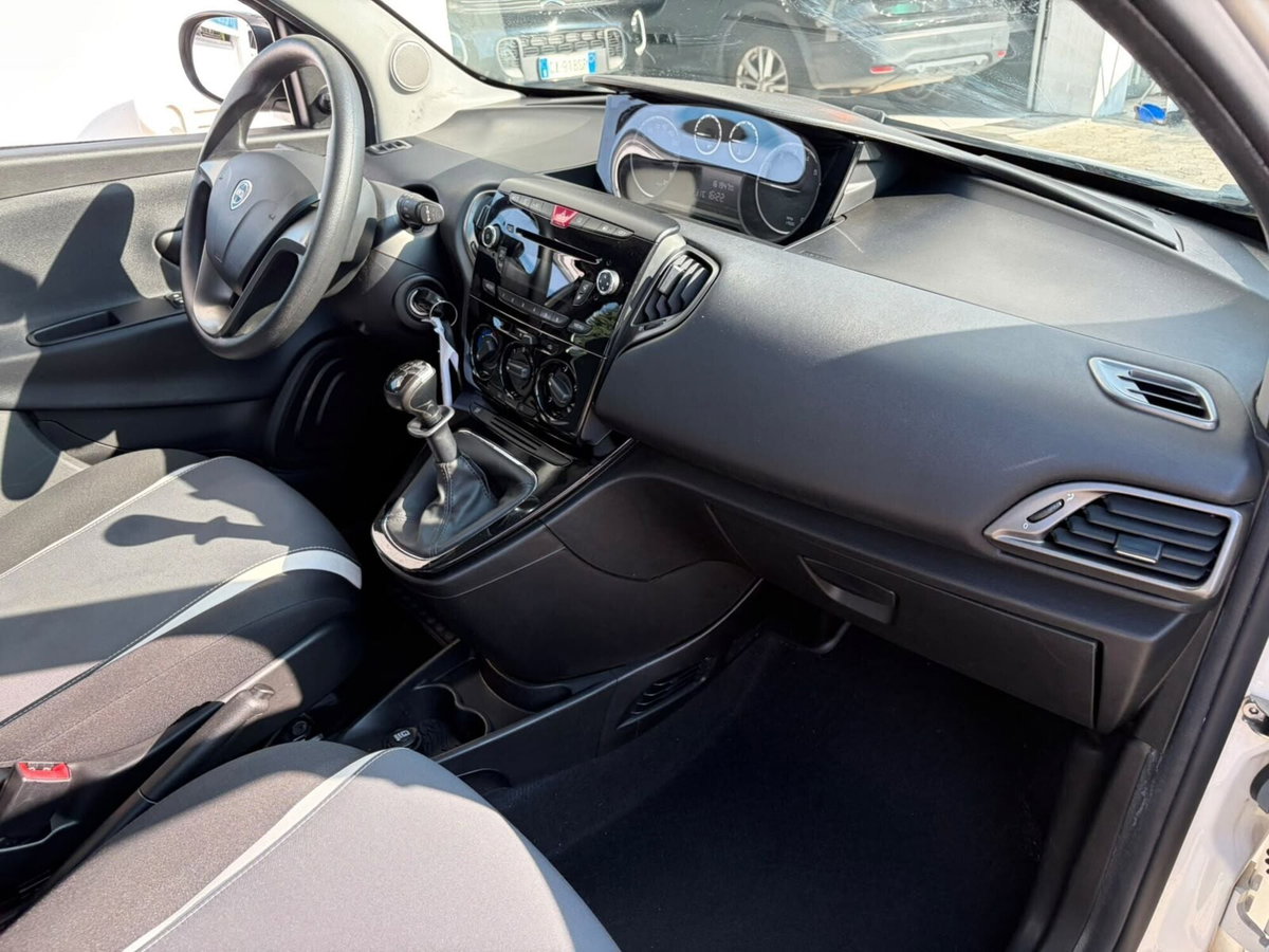 Lancia Ypsilon 1.2 69 CV 5 porte Gold (11)