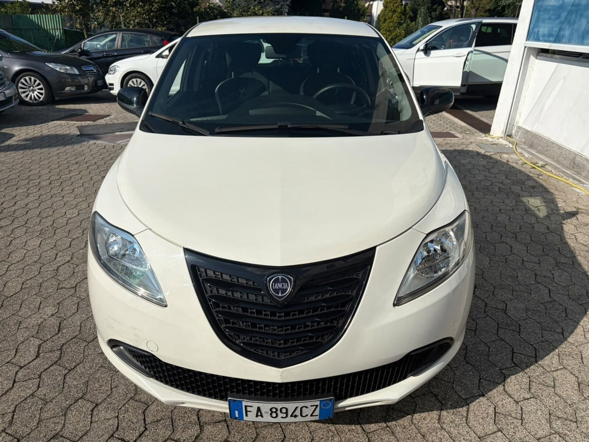 Lancia Ypsilon 1.2 69 CV 5 porte Gold (2)