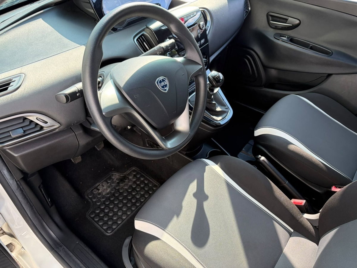 Lancia Ypsilon 1.2 69 CV 5 porte Gold (8)