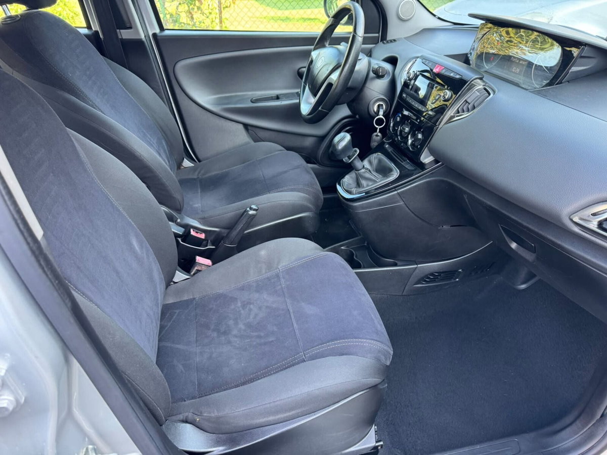 Lancia Ypsilon 1.2 69 CV 5 porte Gold (10)