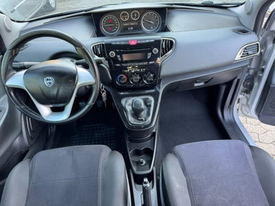Lancia Ypsilon 1.2 69 CV 5 porte Gold (13)
