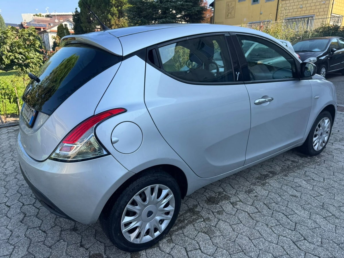 Lancia Ypsilon 1.2 69 CV 5 porte Gold (6)