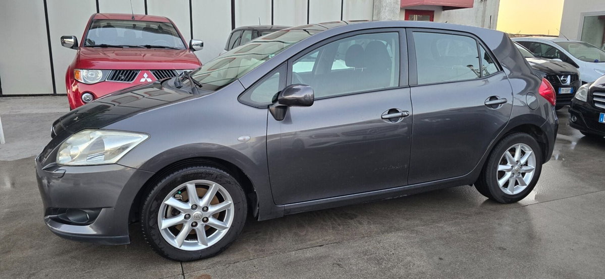 Toyota Auris 2.0 D-4D DPF 5 porte Sol (2)