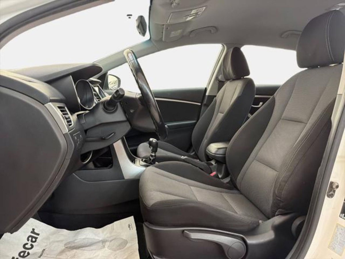 Hyundai i30 Station Wagon 1.6 CRDi Comfort (12)