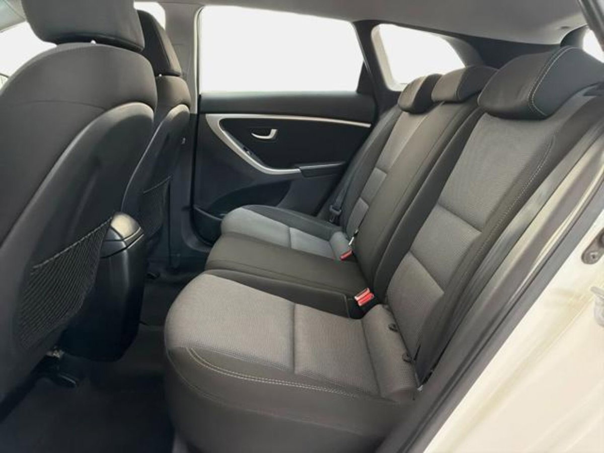 Hyundai i30 Station Wagon 1.6 CRDi Comfort (13)