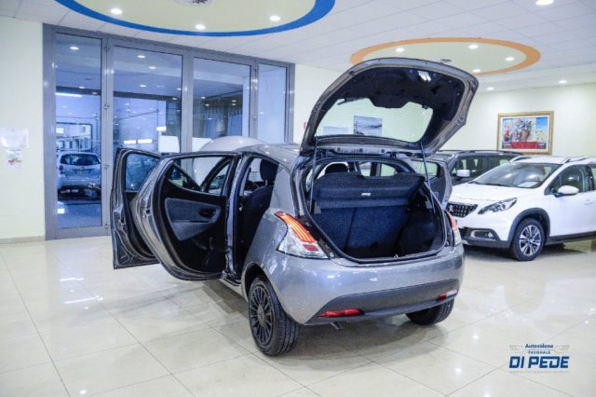Lancia Ypsilon 1.0 FireFly 5 porte S&S Hybrid Ecochic Silver (12)