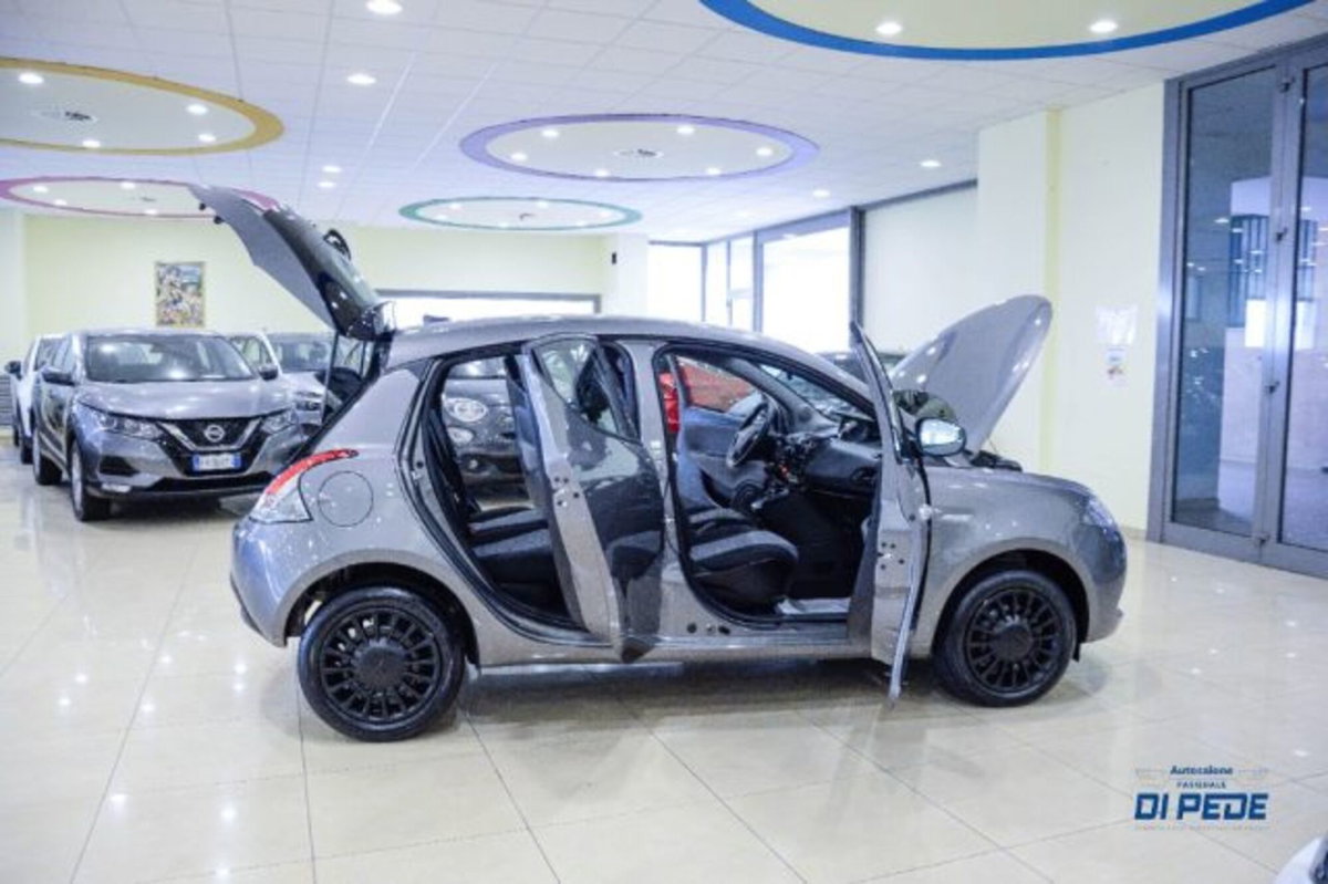 Lancia Ypsilon 1.0 FireFly 5 porte S&S Hybrid Ecochic Silver (14)