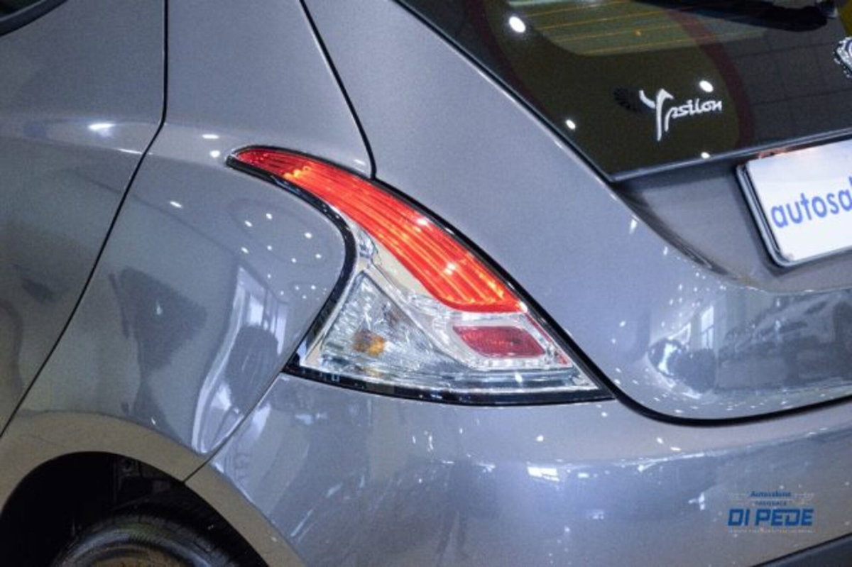 Lancia Ypsilon 1.0 FireFly 5 porte S&S Hybrid Ecochic Silver (18)