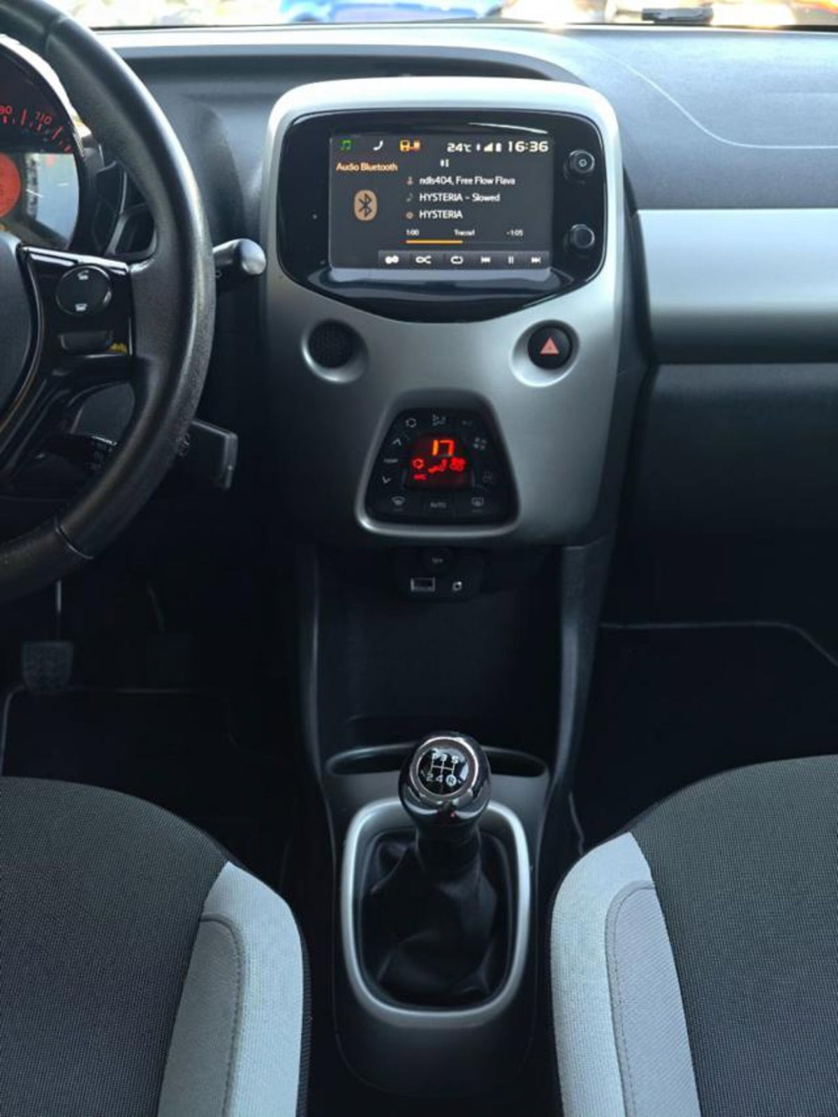 Toyota Aygo 1.0 VVT-i 69 CV 5 porte x-cool (12)