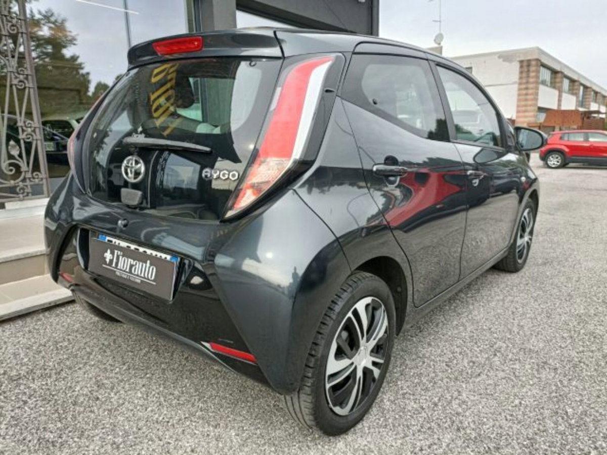 Toyota Aygo 1.0 VVT-i 69 CV 5 porte x-cool (4)