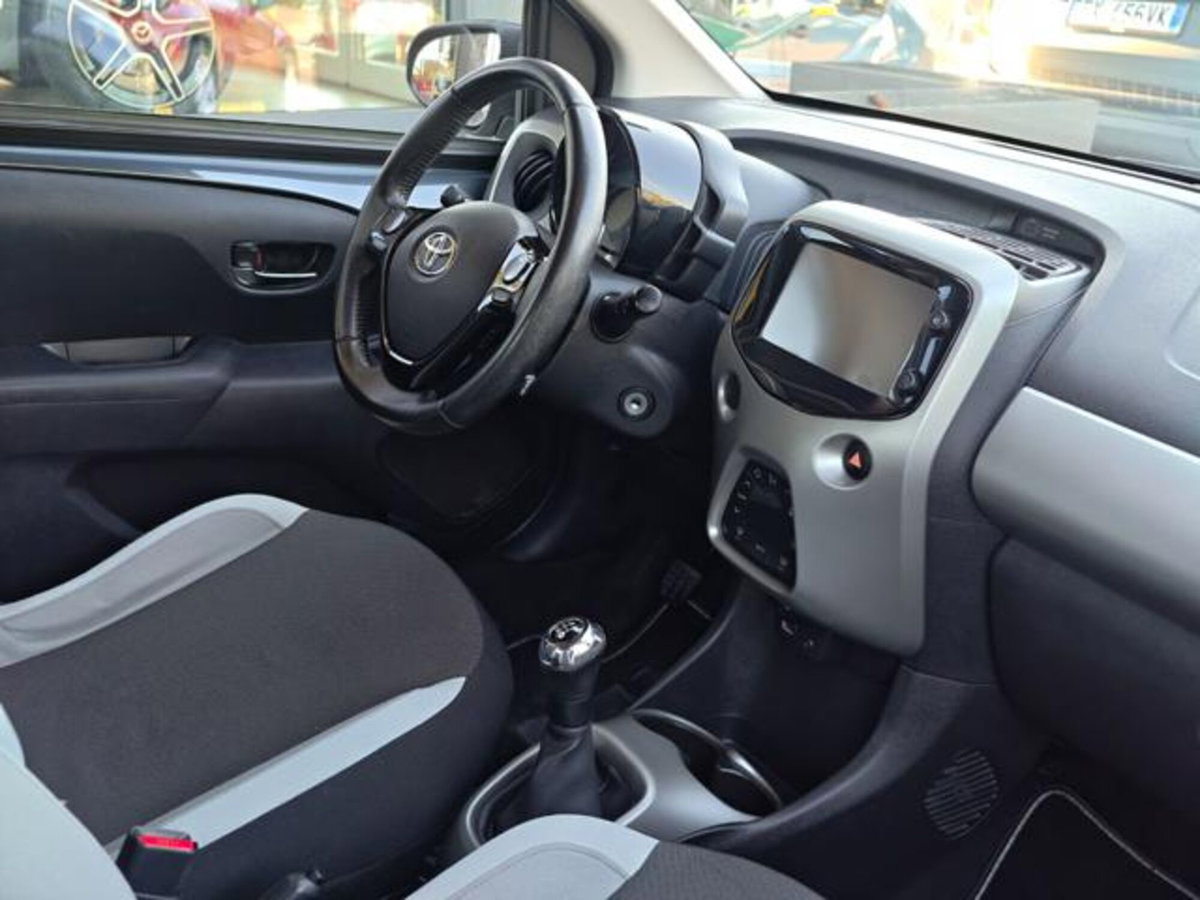 Toyota Aygo 1.0 VVT-i 69 CV 5 porte x-cool (10)