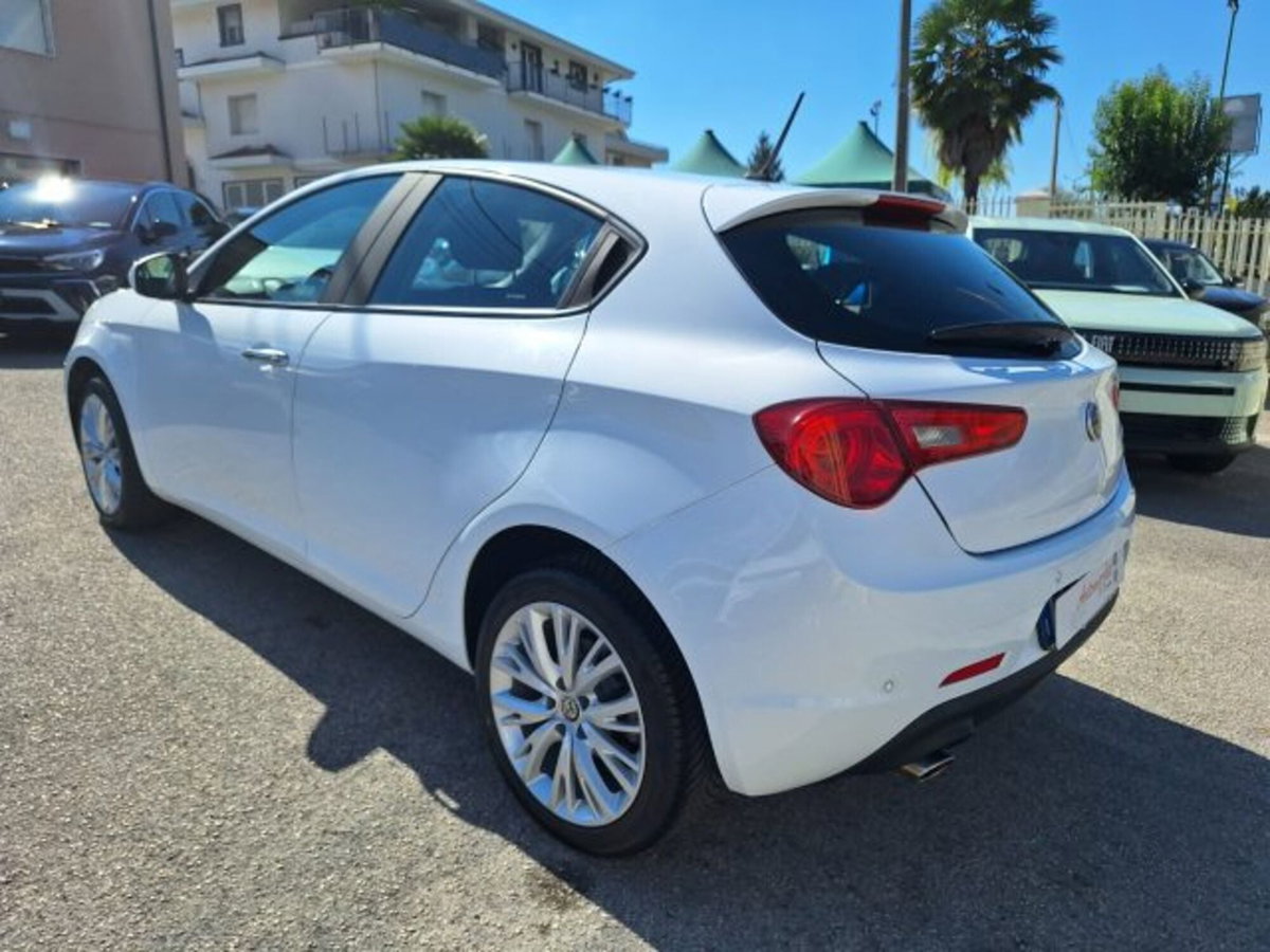 Alfa Romeo Giulietta 1.6 JTDm Super 120cv (9)