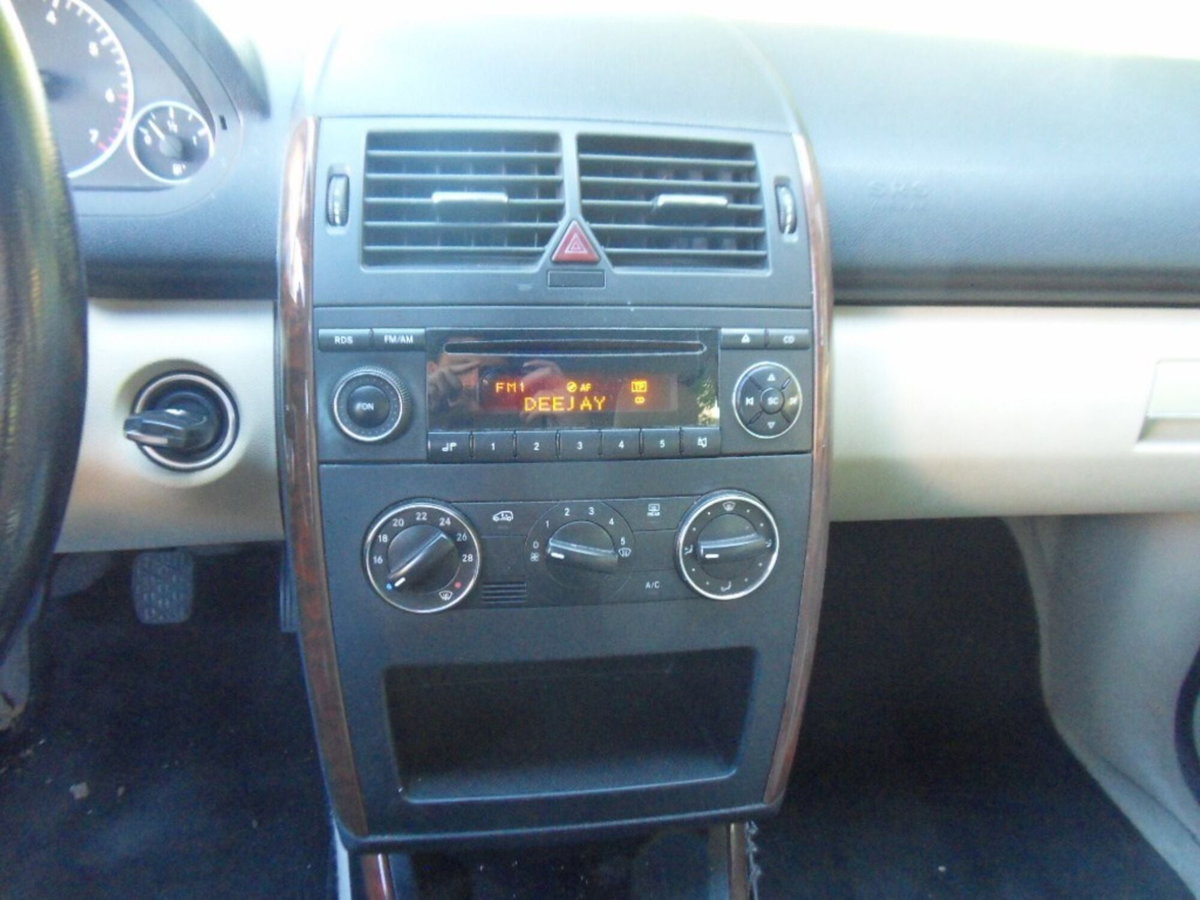 Mercedes-Benz Classe A 150 Classic (9)