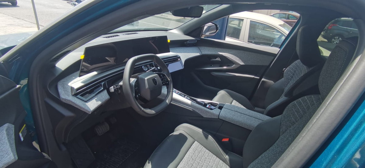 Peugeot 3008 1.2 hybrid 48V Allure Pack 136cv e-dcs6 (13)