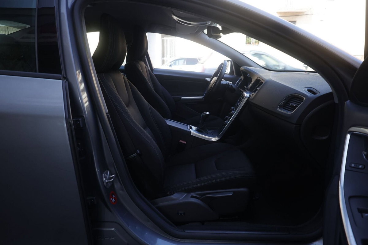 Volvo S60 D2 Geartronic R-design (10)
