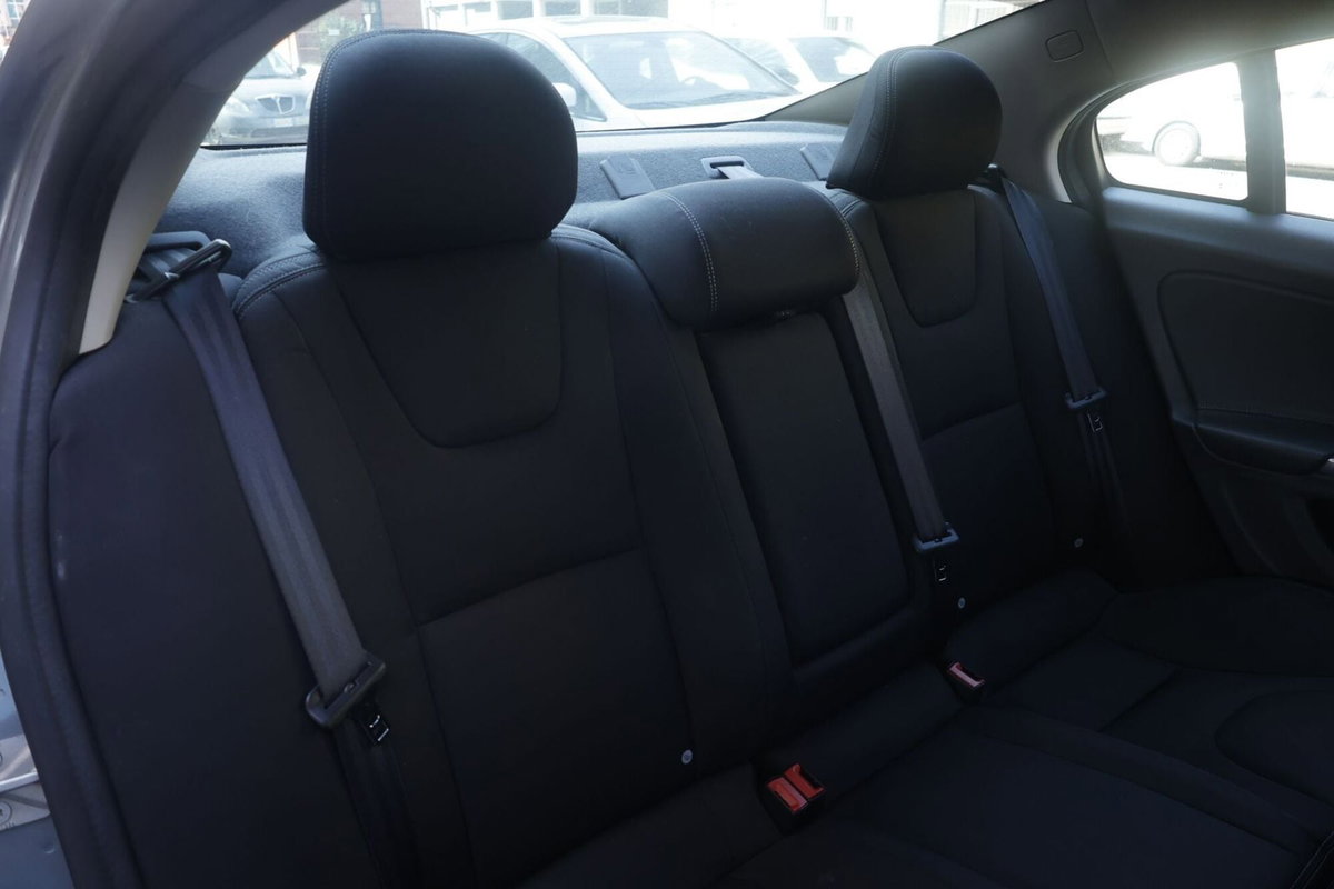 Volvo S60 D2 Geartronic R-design (12)