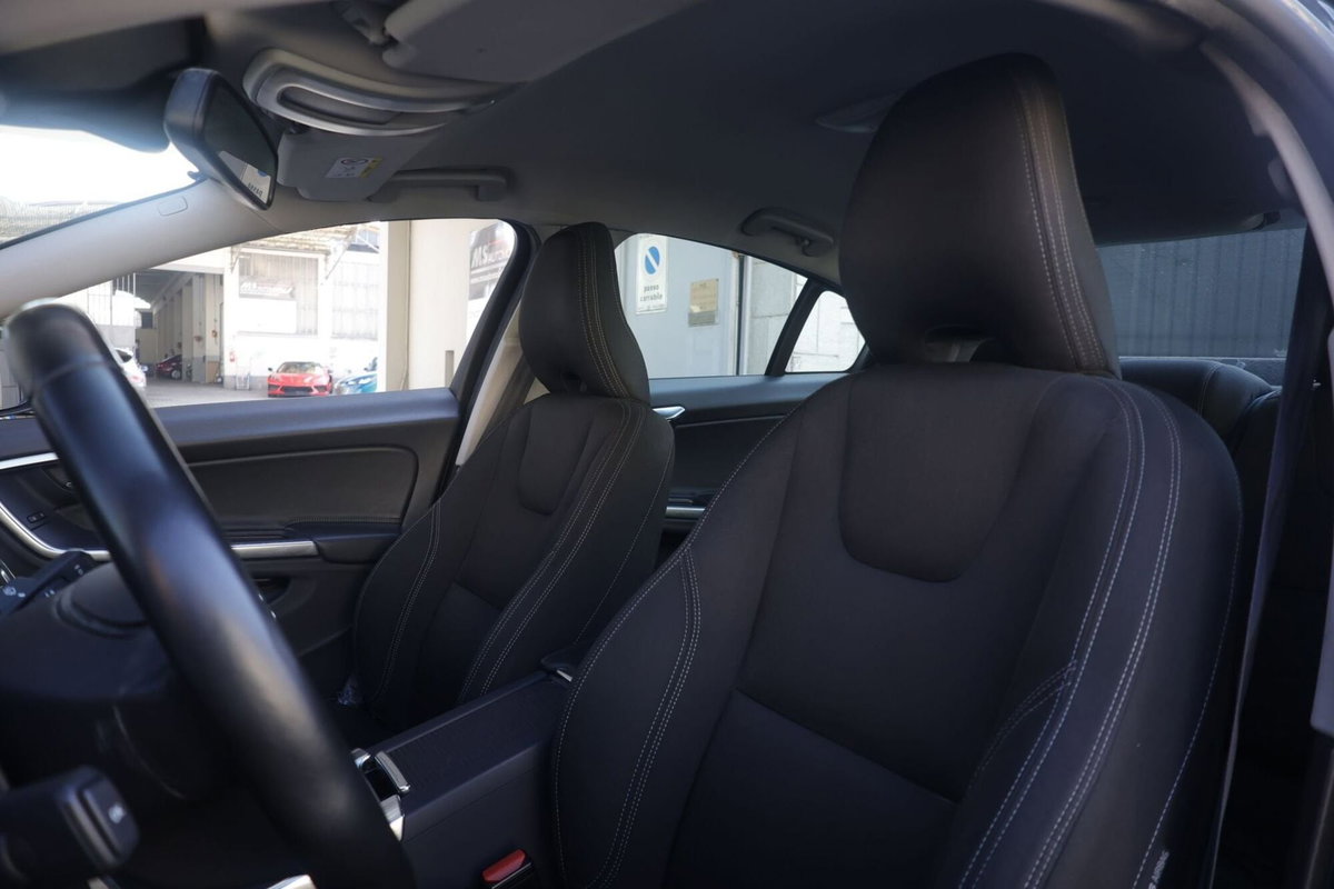 Volvo S60 D2 Geartronic R-design (16)