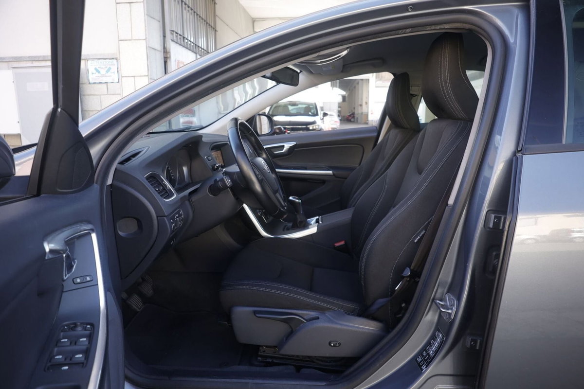 Volvo S60 D2 Geartronic R-design (17)