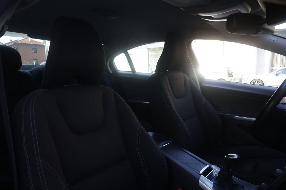 Volvo S60 D2 Geartronic R-design (6)