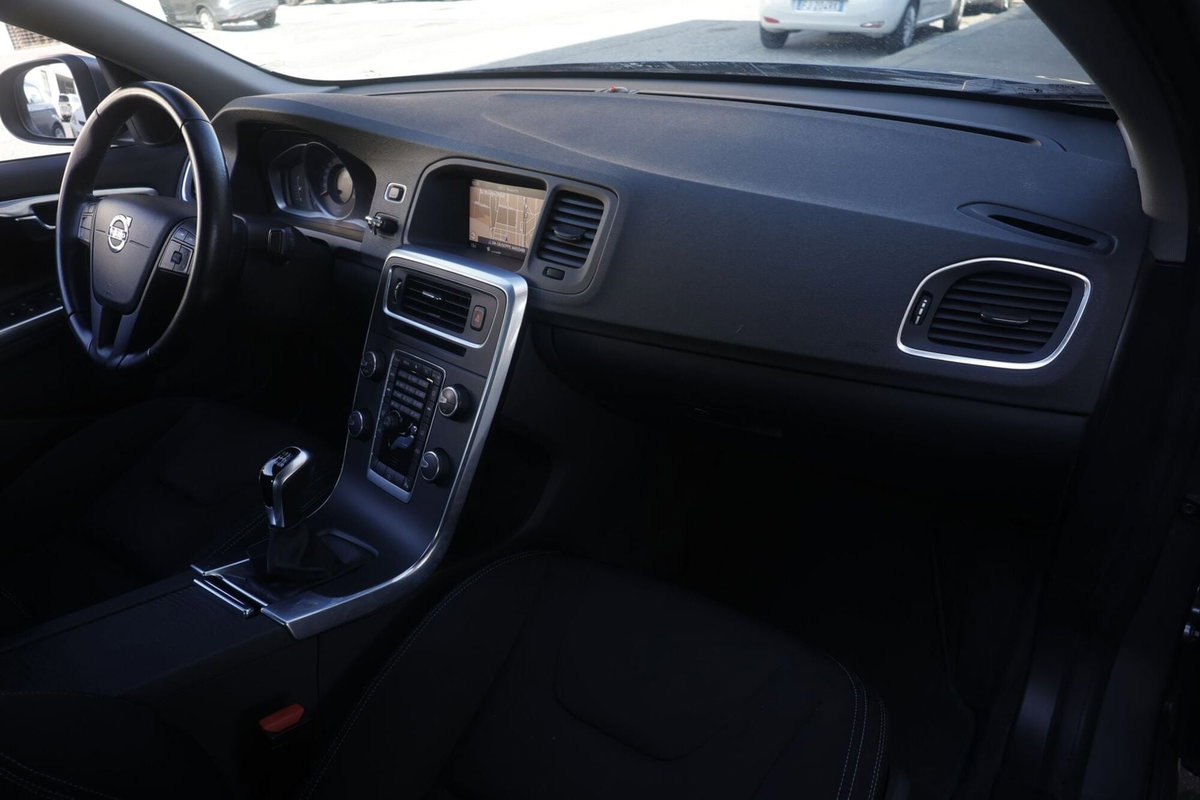 Volvo S60 D2 Geartronic R-design (8)