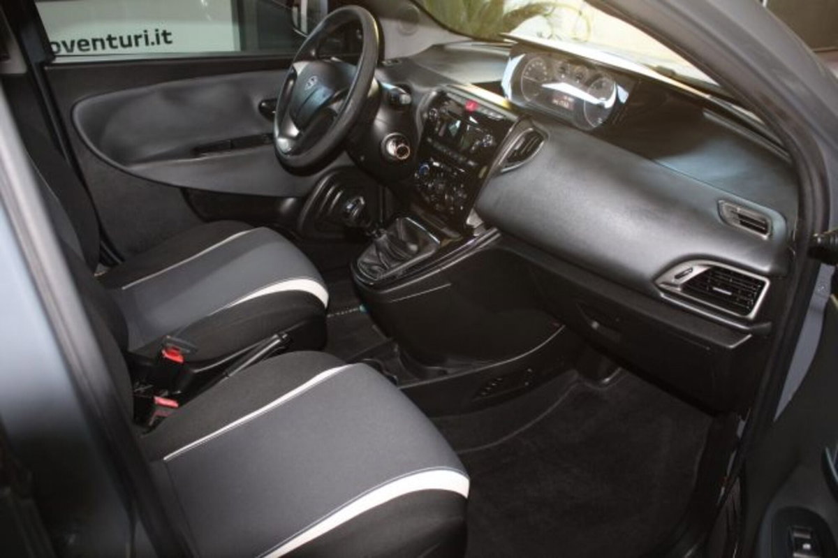 Lancia Ypsilon 1.3 MJT 16V 95 CV 5 porte S&S Elefantino (9)