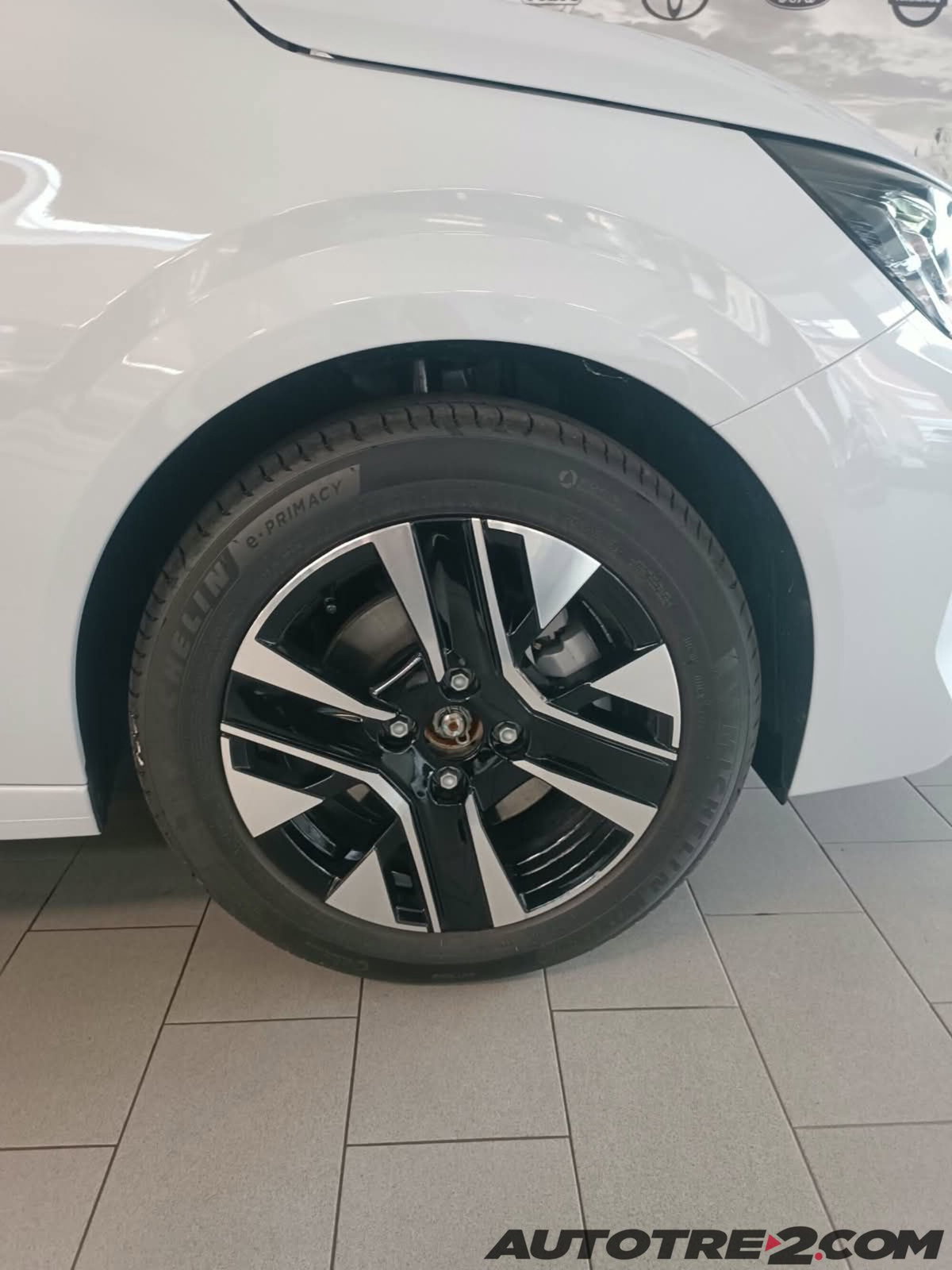 Peugeot 208 1.2 turbo Edition 100cv (3)
