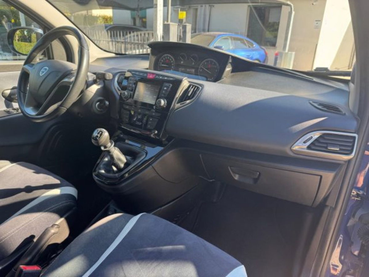 Lancia Ypsilon 0.9 TwinAir 85 CV 5 porte Metano Ecochic Platinum (13)