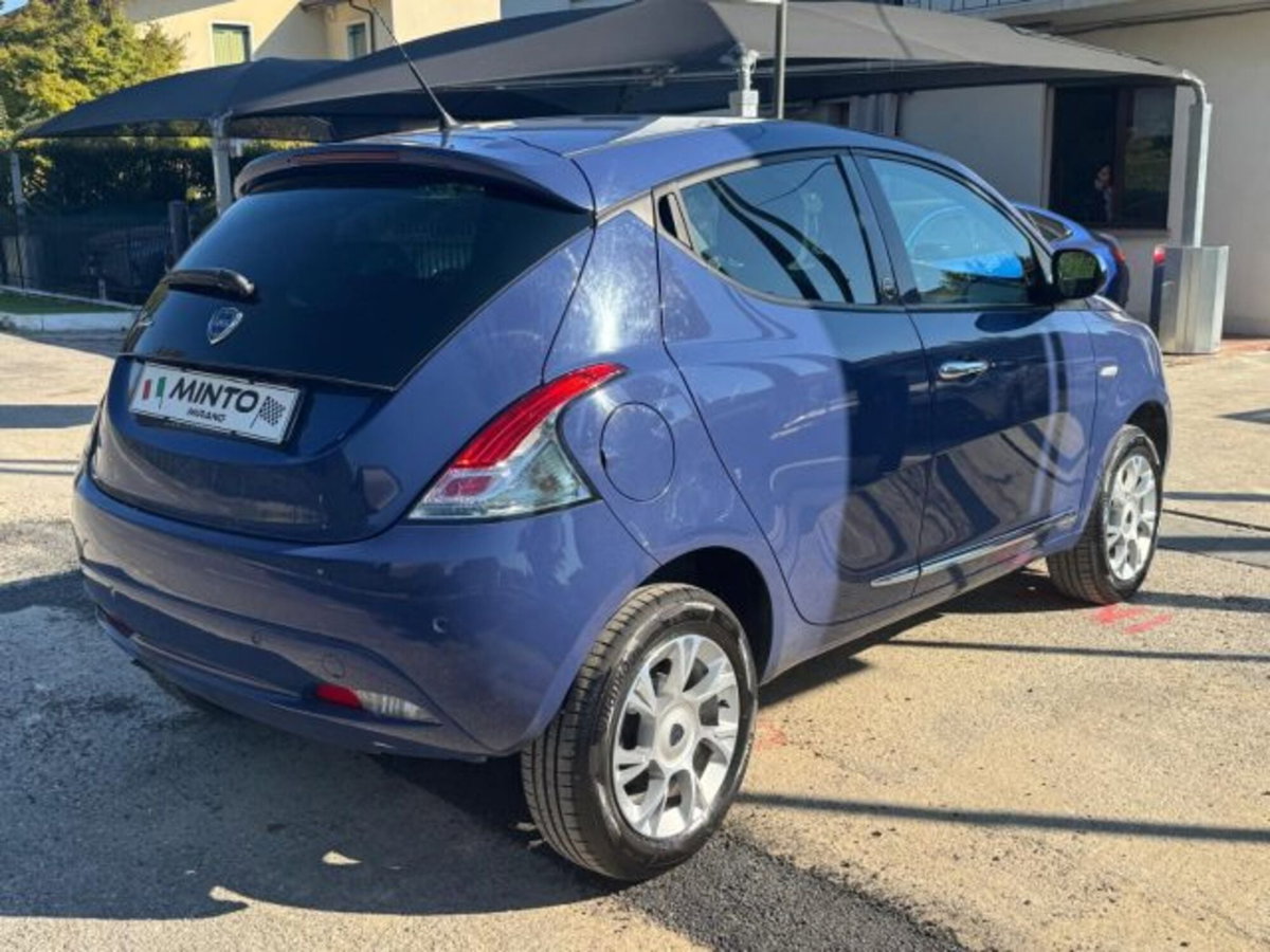 Lancia Ypsilon 0.9 TwinAir 85 CV 5 porte Metano Ecochic Platinum (3)