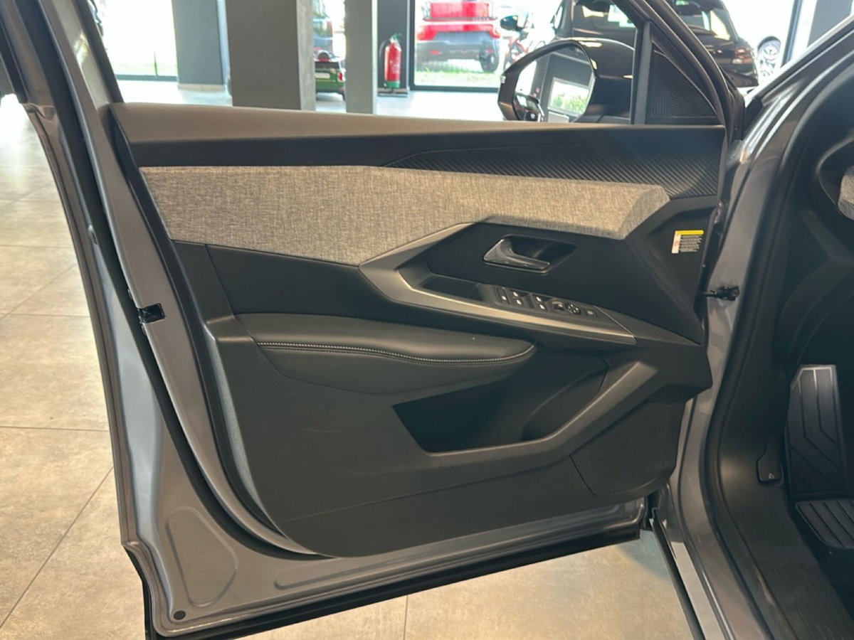 Peugeot 3008 1.2 hybrid Allure 145cv e-dcs6 (17)