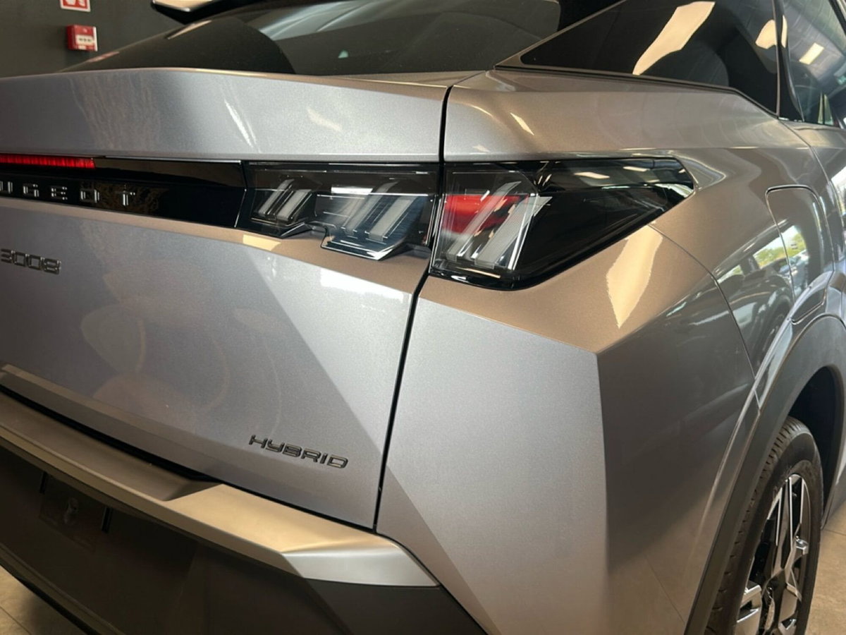 Peugeot 3008 1.2 hybrid Allure 145cv e-dcs6 (9)