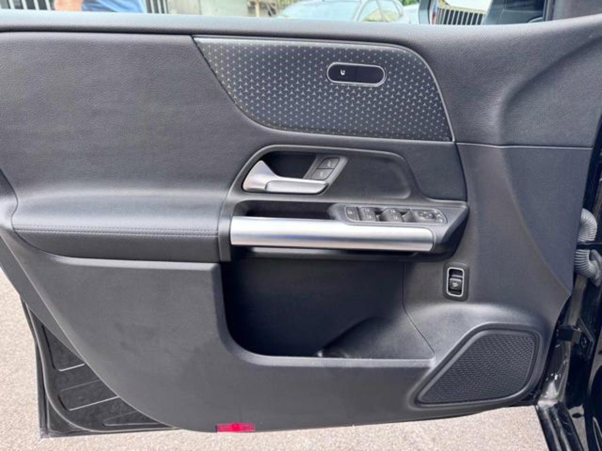 Mercedes-Benz Classe B 180 d AMG Line Premium Plus auto (6)