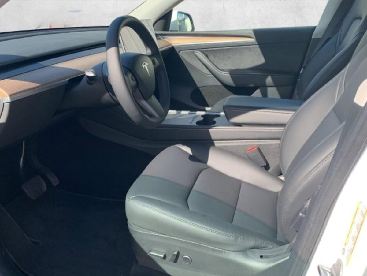 Tesla Model Y Long Range awd (10)