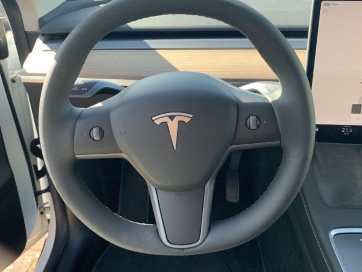Tesla Model Y Long Range awd (12)